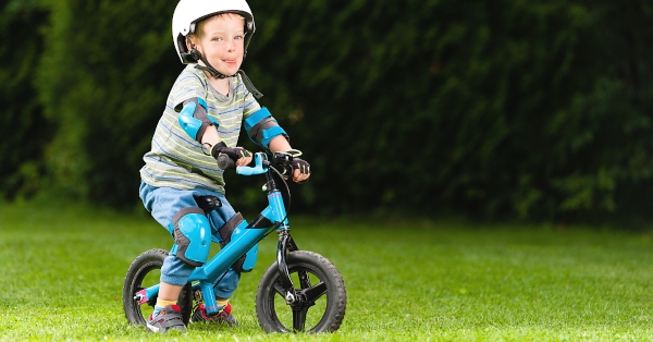 A biciklizés, kismotorozás már az egészen kicsi gyermekeknél is az egyensúlyozás támogatását szolgálja.