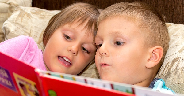 A mesekönyvek segíthetnek megszerettetni a könyveket a kicsikkel, ami a tanuláshoz és a felnőtt kori sikerekhez is hasznos.