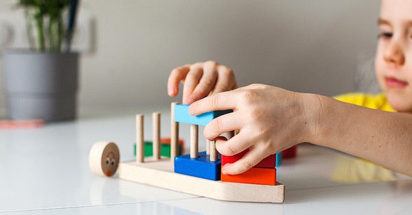A logikai játékok már egészen kicsi gyermekkortól bevethetők a gyermek problémamegoldó készségének fejlesztése érdekében.