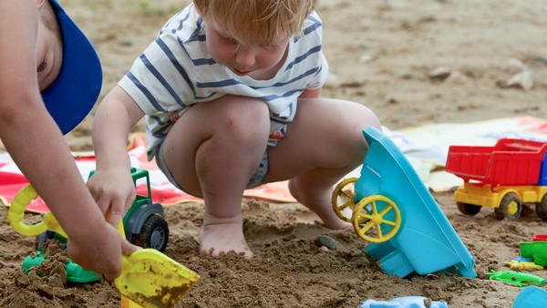 A játékok a homokozóban egyfajta szerepjátékként is funkcionálnak.